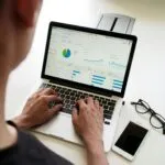 Suivi du temps de travail : pourquoi la plupart des professionnels sous-estiment leur activité