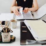 Entreprise débordée par l’administratif : comment structurer son organisation durablement